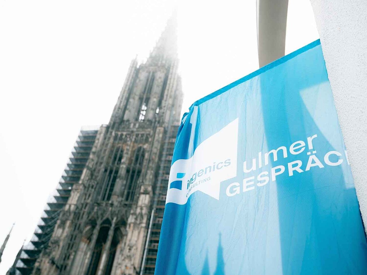 Banner der Ulmer Gespräche vor dem Ulmer Münster im Stadtzentrum von Ulm