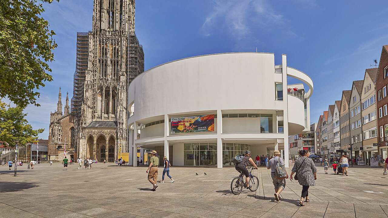 Stadthaus Ulm vor dem Ulmer Münster auf dem Münsterplatz